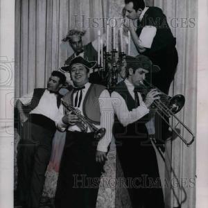 1956 Press Photo Music group "Clique Mexacali" performing Discount Sast