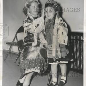 1956 Press Photo Entertain New Americans - RRW39309 Cheap Excellent