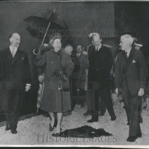 1964 Press Photo Queen Elizabeth II Cheap With Mastercard