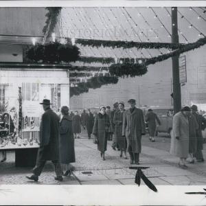 1958 Press Photo Berlin,Germany Christmas shoppers Sast Cheap Pice