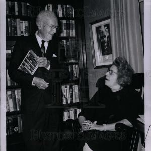 1963 Press Photo Upton Sinclair, Jr. American Author Pay With Visa Cheap Pice