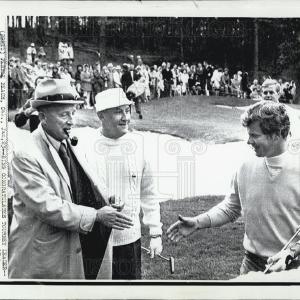 1970 Press Photo Bing Crosby shakes hands Bert Mancey  Crosby National Pro Am Cheap Low Shipping