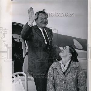 1964 Press Photo Gov. Nelson A. Rockefeller waves to crowd as Mrs. Rockefeller From China Cheap Pice