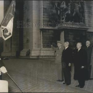1955 Press Photo Rhodesian premier in Paris Store With Big Discount