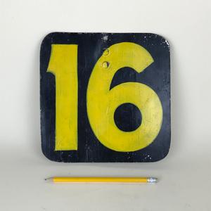 Numero 16 dipinto a mano in giallo su fondo scuro, Inglese anni '40 Authentic For Sale