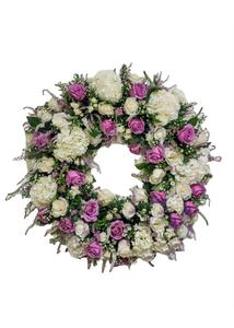 C-20 Corona redonda de rosas, veronica, hortensias y spray roses Fast Delivery Online